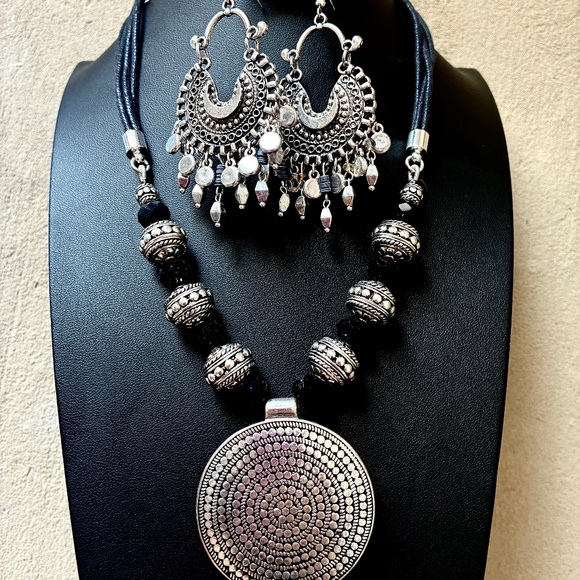 Jewelry - Matching Necklace & Earrings Set. Silver Tone w/ Black Beads